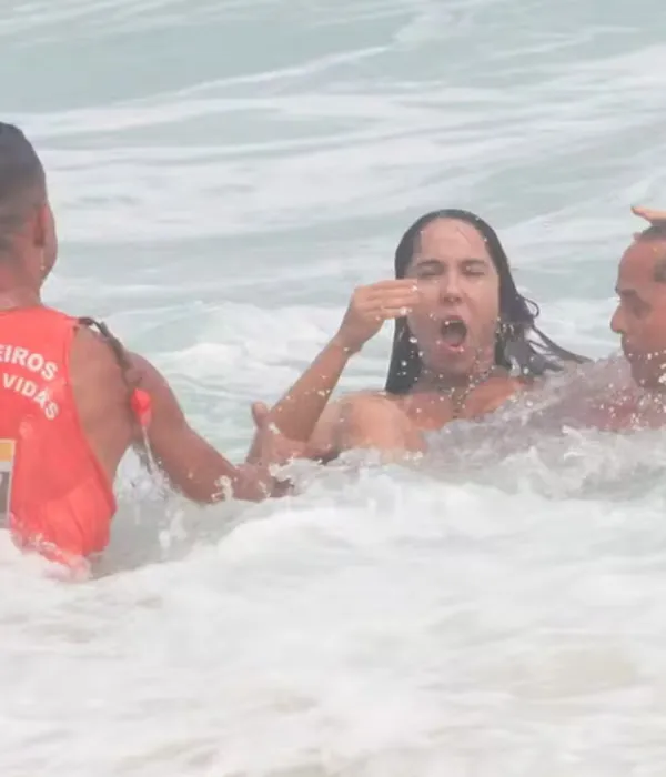 Mulher Melão se afoga em praia do Rio e é resgatada por salva-vidas