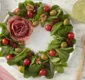 
                  Almoço especial: aprenda a fazer salada guirlanda de Natal