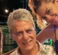 
                  Chico Buarque posa em clique raro ao lado de neta filha de Brown