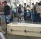 
                  Homem surpreende ao tentar andar de metrô com caixão em Salvador