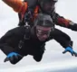 
                  Idoso de 106 anos salta de paraquedas e recupera recorde mundial; veja