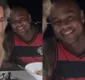 
                  Léo Santana viraliza ao vestir look do Vitória em restaurante de luxo