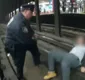 
                  Policiais salvam homem que caiu em linha do metrô em Nova York; veja