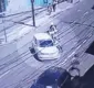 
                  Vídeo: motorista derruba PMs de motocicleta após abordagem em Salvador