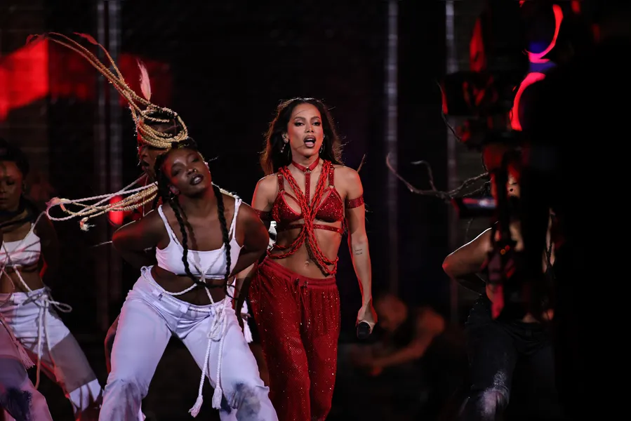 

			NFL no Brasil: Anitta surge com barriga de fora em show histórico
		