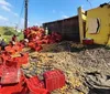 Caminhão carregado com caju tomba e deixa rodovia engarrafada na Bahia