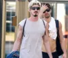 Johnny Massaro é visto em passeio ao lado de novo namorado
