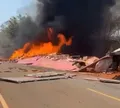 Rodovia da BA fica interditada após carreta tombar e pegar fogo