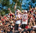 Zagueiro do Vitória aparece no meio da torcida e se emociona; VÍDEO