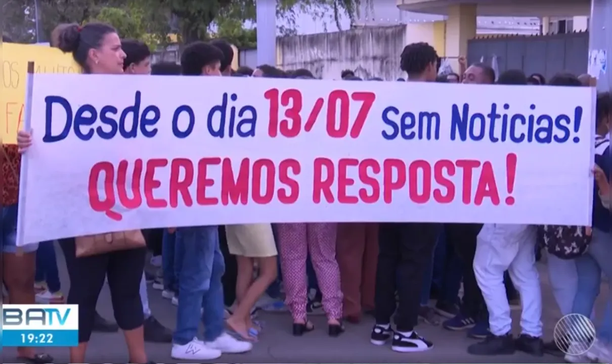 Familiares e amigos de adolescente desaparecido protestam em Ilhéus