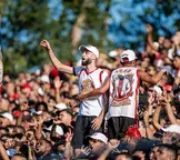 Zagueiro do Vitória aparece no meio da torcida e se emociona; VÍDEO