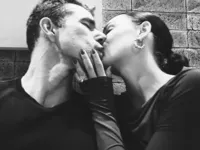 Ex de Wanessa Camargo celebra aniversário com beijão em Isís Valverde
