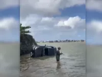 Motorista perde o controle e carro HB20 despenca no mar em Ilhéus