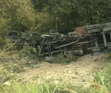 Caminhões despencam em ribanceira e motoristas ficam feridos na Bahia