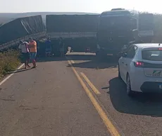 Carreta perde o controle e fica atravessada em rodovia estadual