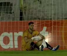 Ex-goleiro do Vitória leva gol que 'Pelé não fez' e desaba; assista