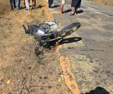 Motociclista de 24 anos morre após choque traseiro com carro na BA-148