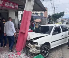 Motorista sem CNH perde controle de carro e atropela mulher na calçada