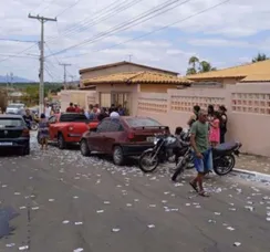 MP-BA pede multa de R$ 8 mil a candidatos por derrame de santinhos