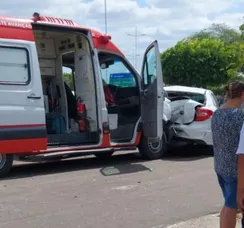 Motorista perde o controle de ambulância e provoca colisão na Bahia