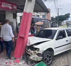 Motorista sem CNH perde controle de carro e atropela mulher na calçada