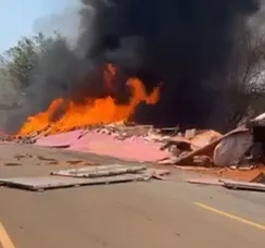 Rodovia da BA fica interditada após carreta tombar e pegar fogo