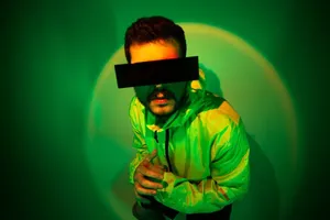 Artista une rock alternativo com percussão baiana; confira