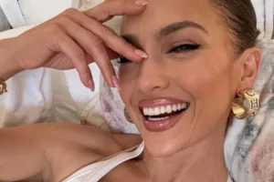 Jennifer Lopez completa 55 anos; relembre último lançamento da cantora