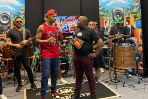 Selakuatro celebra sucesso de hit após 20 anos: 'clássico do pagode'