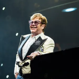 Elton John completa 78 anos; ouça os maiores sucesso do artista