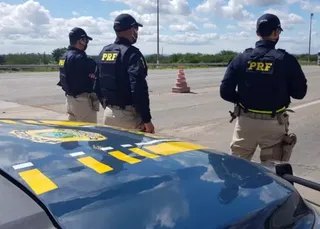 Motorista morre e 2 pessoas ficam feridas em acidente na Bahia