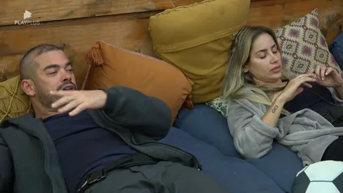 
				
					A Fazenda: Sacha se compara com o ex-BBB Davi e Sidney entrega ménage
				
				