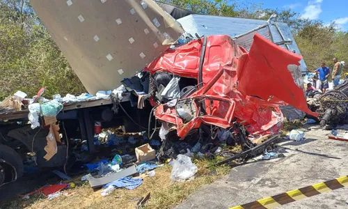 
				
					Acidente com carreta deixa motorista morto e ferido na BR-116
				
				