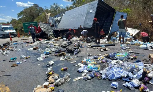 
				
					Acidente com carreta deixa motorista morto e ferido na BR-116
				
				