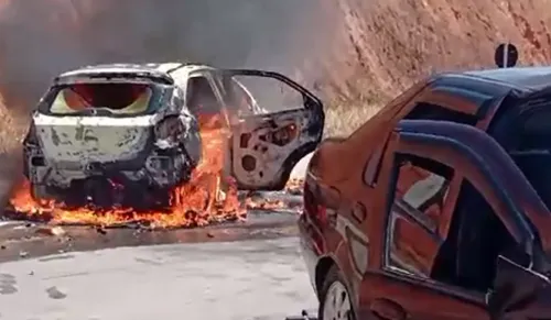 
				
					Acidente entre dois carros deixa BA-262 interditada; veículo pega fogo
				
				