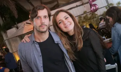 
				
					Adriana Esteves renova com a Globo após revelar pausa das novelas
				
				