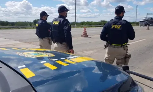 
				
					Motorista morre e 2 pessoas ficam feridas em acidente na Bahia
				
				