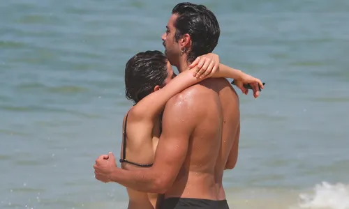 
				
					Agatha Moreira curte praia aos beijos com Rodrigo Simas; veja fotos
				
				