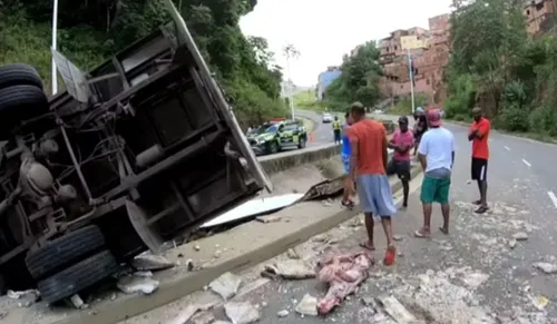 
				
					Ajudante de carga morre após caminhão cair em córrego em Salvador
				
				