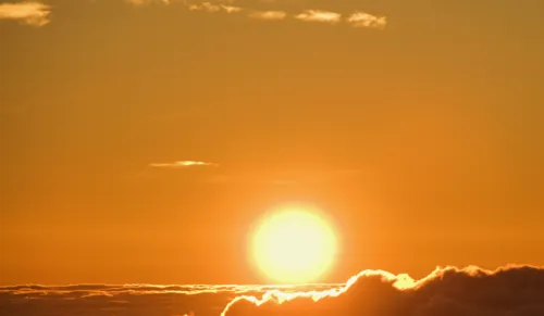 
				
					Alerta: 160 cidades da Bahia enfrentam onda de calor e baixa umidade
				
				