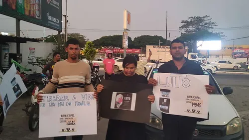 
				
					Amigos de homem que morreu atingido por linha de pipa protestam na BA
				
				