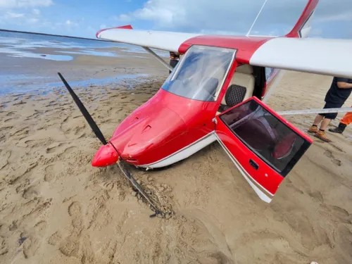 
				
					Avião faz pouso forçado em banco de areia às margens de rio na Bahia
				
				