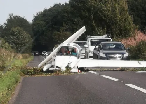 
				
					Avião monomotor cai em estrada na Inglaterra; todos sobrevivem
				
				