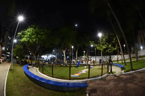 
				
					Bairro do Stiep, em Salvador, ganha nova praça e quadra poliesportiva
				
				