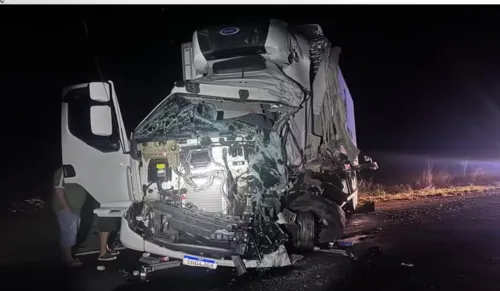 
				
					Batida entre caminhões deixa uma pessoa morta e duas feridas na Bahia
				
				