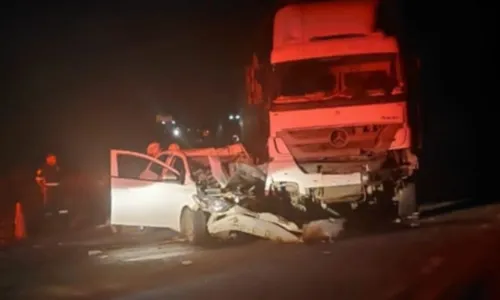 
				
					Batida entre carro e caminhão deixa um morto e quatro feridos na Bahia
				
				