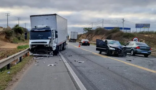 
				
					Batida entre carro e carreta deixa trecho da BR-116 interditado na BA
				
				