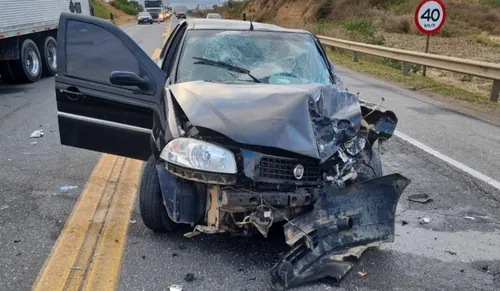 
				
					Batida entre carro e carreta deixa trecho da BR-116 interditado na BA
				
				