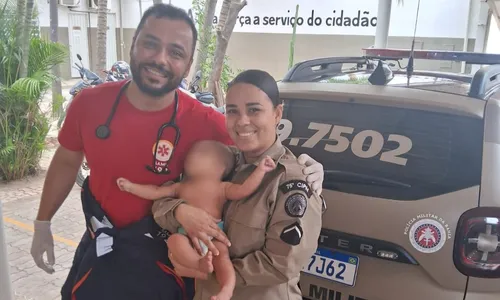 
				
					Bebê é salvo por PMs após se engasgar com leite materno na Bahia
				
				