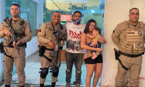 
				
					Bebê engasgado é salvo por policiais na Bahia
				
				